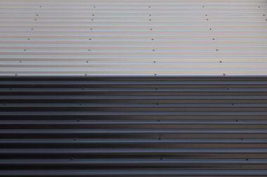 Siyah ve beyaz tırtıklı yüzeylerin birleşiminin geniş açı görünümü