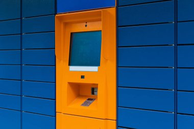 Mavi pano arka planında boş telif alanı ekranı olan turuncu para noktası mini bankası