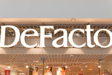 Minsk, Belarus - 16 Temmuz 2019: Dana Mall 'daki Defacto giyim perakende satış logosu. Ucuz kıyafetler, kaliteli.