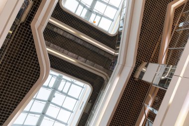 Tavanda büyük penceresi olan siyah ve altın kaplamalı köşegen manzarası. oda içi