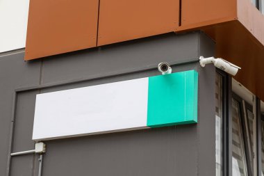 Yeni binadaki beyaz plakalı iki güvenlik kamerası.