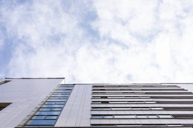 Balkonlu ve karo cepheli yüksek binanın zemin görünümü