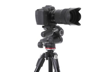 Büyük kamera lensi izole ile profesyonel kamera cihazıyan görünümü