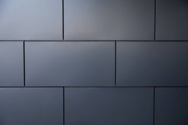 Modern binanın içinde pürüzsüz gri metal döşeme