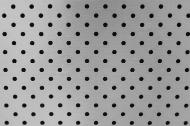 Yumuşak duvarlı, yuvarlak delikli, hafif metal yüzeye yakın çekim. Alanın derinliğine sahip fotoğraf