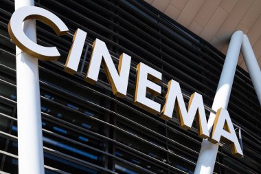 Minsk, Belarus - Temmuz 2019. Sinema kelimesinin açısal görünümü büyük beyaz ve koyu bej renkli harflerden yapılmıştır.