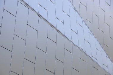 Modern minimalist geometrik tasarlanmış ofis binasının beyaz fayanslı rahatlama duvarı. Alanın derinliğine sahip fotoğraf