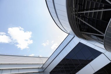 Gökyüzüne karşı siyah camlı modern binanın zemin görüntüsü