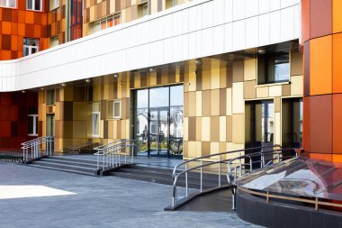 Salon balkon bölgesi ve karo kahverengi renkli yüzey için delikli kabartma ile fütüristik bina cephe. Akan şekil. Güneşli bir günde bulutlar ile Gökyüzü arka plan