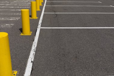 Gri aspalt yolda park yeri kısıtlamaları.