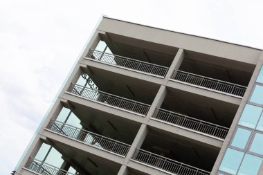 En son tasarıma sahip yüksek çok katlı otopark alanı binasının zemin görünümü.