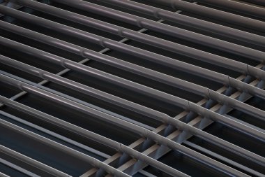 Binanın parçasındaki koyu metal kirişlerin açısal görünümü kapatıldı