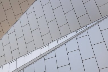 Beyaz fayanslı duvarları olan yaratıcı geometrik olarak tasarlanmış binanın yakın çekimi