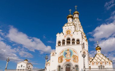 Minsk, Beyaz Rusya - Haziran, 2019. Parlak mavi gökyüzüne karşı Tüm Azizler Kilisesi