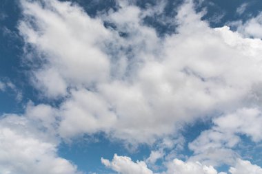 İyi hava günlerinde temiz gökyüzü. İklim değişikliği eylemlerinin önemi, atmosferdeki karbondioksit emisyonları