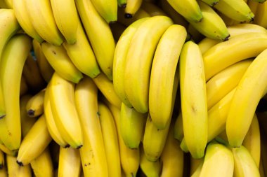 Pazarda olgun sarı babana yığınının yakın çekim. Doku veya arka plan için.