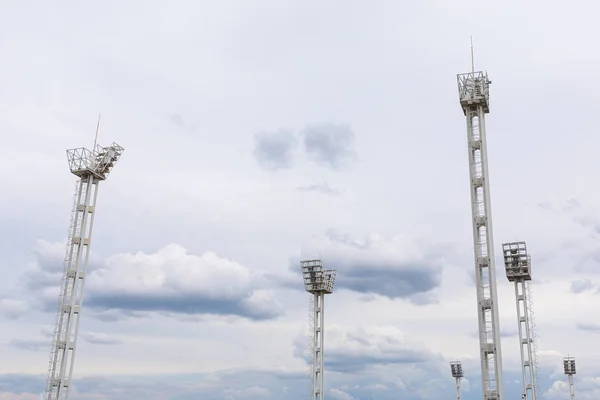 Lichtmasten Auf Bewölktem Himmel Hintergrund Ansicht Von Unten — Stockfoto