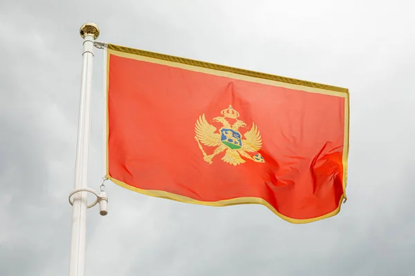 Σημαία Του Μαυροβουνίου Μια Κανάτα Μπροστά Από Τον Ουρανό — Φωτογραφία Αρχείου