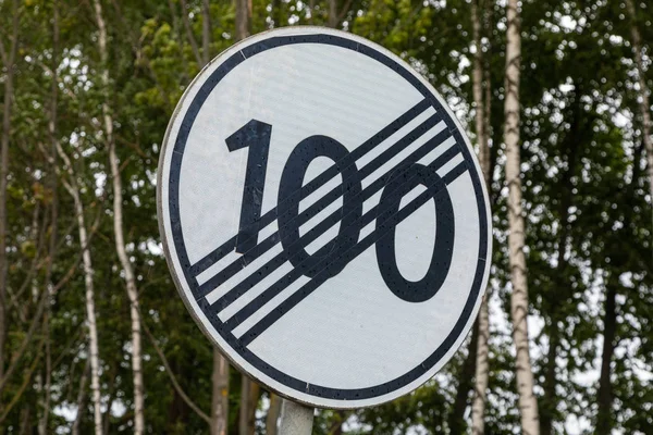 Znak Drogowy Koniec Ograniczenia Prędkości 100 Strefa Przed Drzewami — Zdjęcie stockowe