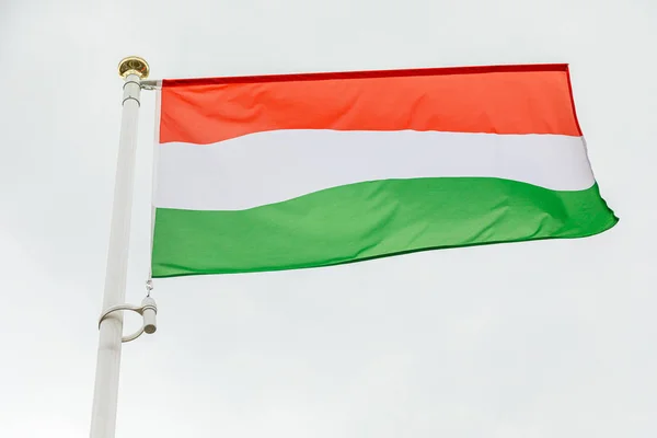 Ουγγρική Σημαία Που Κουνώντας Τον Άνεμο Ενάντια Στον Ουρανό — Φωτογραφία Αρχείου