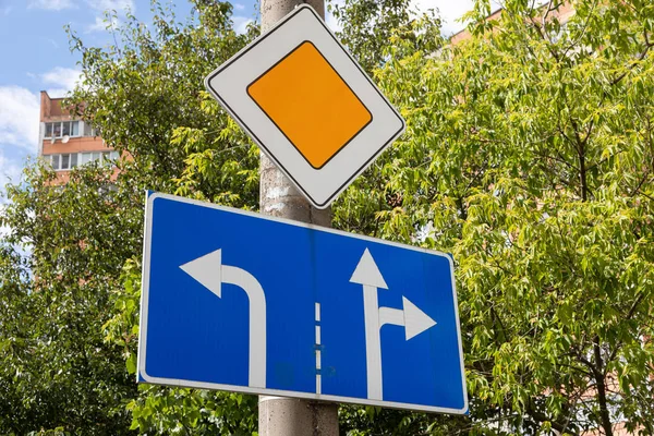 Vorfahrtsschild Hauptstraße Mit Blauer Tafel Mit Fahrtrichtung Auf Kreuzung Darunter — Stockfoto