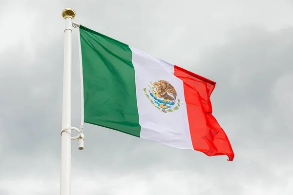 Mexikói Zászló Égen Fehér Felhők — Stock Fotó