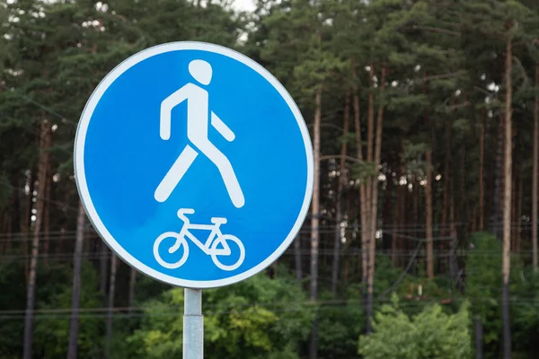 Segnaletica Stradale Pedoni Ciclisti Traffico Consentito Contro Foresta Foto Con — Foto Stock