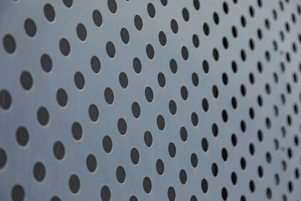 Widok Kątowy Cienkiego Liścia Metalicznego Symetrycznymi Okrągłymi Otworami — Zdjęcie stockowe