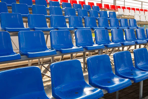 Boční Pohled Modrá Červená Plaktická Sedadla Tribuně Sportovního Stadionu — Stock fotografie