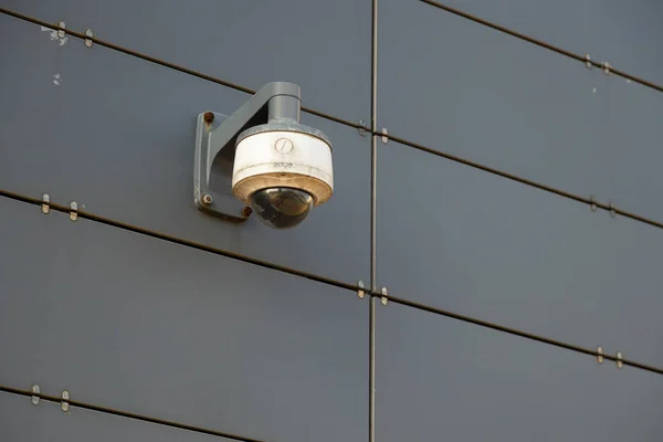 Uma Câmara Vigilância Cinzenta Parede Metal Vermelho Foto Com Profundidade — Fotografia de Stock