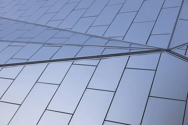 Kantige Ansicht Von Weißen Metallfliesen Mit Blauem Schatten Der Wand — Stockfoto