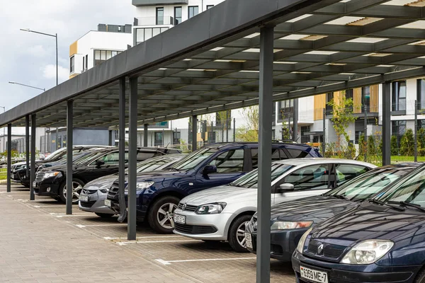 Minsk Bielorrusia Mayo 2019 Plaza Aparcamiento Con Fila Coches Bajo — Foto de Stock