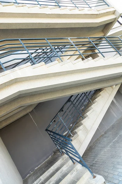 Föld Átlós Kilátás Magas Fehér Cement Lépcsők Kiépítése Építészet Külső — Stock Fotó