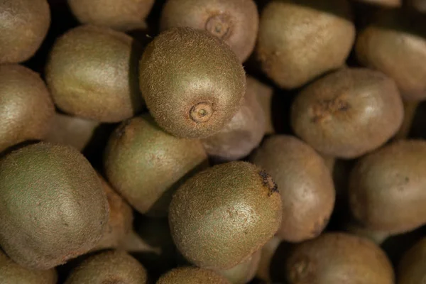 Primer Plano Kiwis Exóticos Mostrador Del Supermercado Foto Con Profundidad —  Fotos de Stock