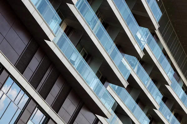 Winkelblick Auf Die Glasbalkone Des Modernen Gläsernen Hotelgebäudes — Stockfoto