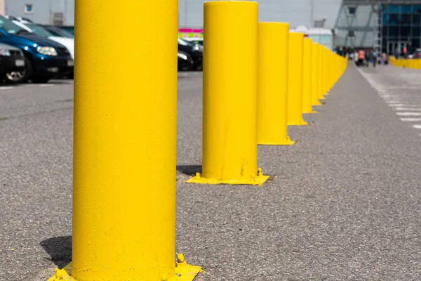 Segnali Limitazione Giallo Brillante Sul Marciapiede Stradale — Foto Stock