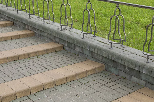 Vista Angular Escaleras Pavimentadas Con Bandera Pavimentación Gris Parque —  Fotos de Stock