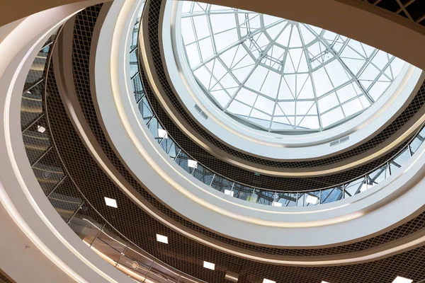 ショッピングモールで近代的な高い建物丸いヴィンテージ天井の地上図 — ストック写真