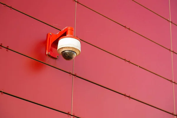 Una Cámara Vigilancia Rojo Blanca Pared Roja Metal Foto Con — Foto de Stock