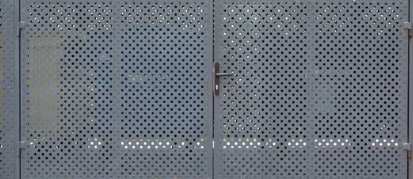 Panorama Portões Metálicos Com Aberturas Redondas — Fotografia de Stock