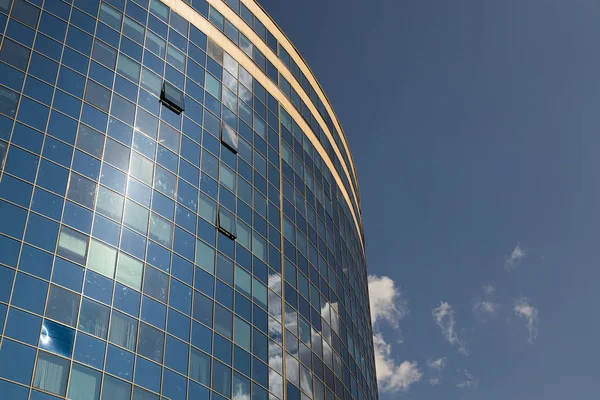 Widok Boku Nowe Nowoczesne Centrum Biznesowe Szklaną Ścianą Świecące Słońcu — Zdjęcie stockowe