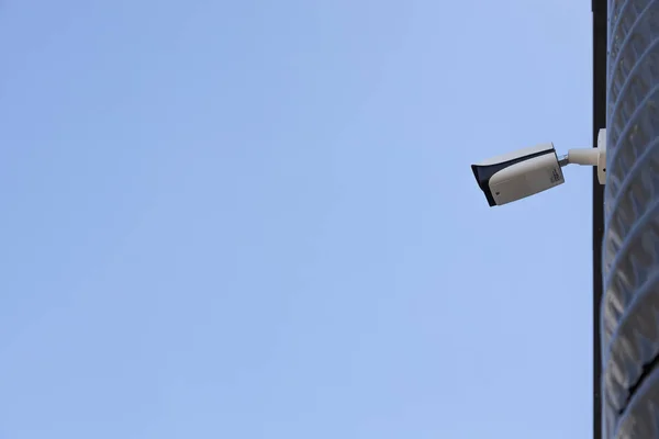 Vista Lateral Inovadora Câmera Observação Preto Branco Contra Céu Azul — Fotografia de Stock