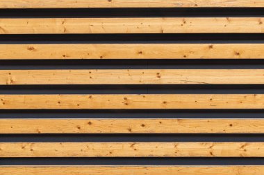 Duvarda karanlık boşluklar olan hafif tahta tahtalar.