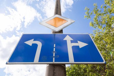 Gökyüzüne karşı kavşaklarda trafiğe izin verilen tabletli ana yol tabletinin alt görünümü