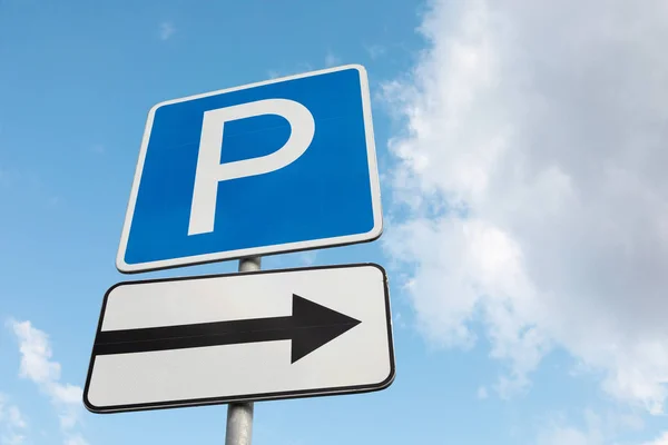 Nahaufnahme Von Verkehrszeichenparkplatz Rechts Gegen Himmel — Stockfoto