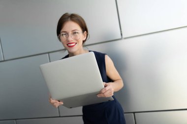 genç güzel iş kadını ile laptop