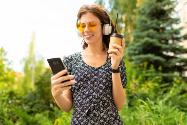 Beyaz arka planda poz veren küçük çocuk 