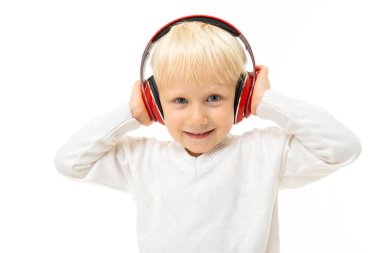 Kulaklıklar ile şirin küçük çocuk 