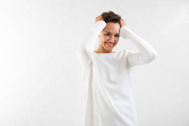 Stüdyoda poz veren güzel bir kadın. 