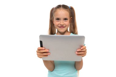 Beyaz tabletli küçük kız. 